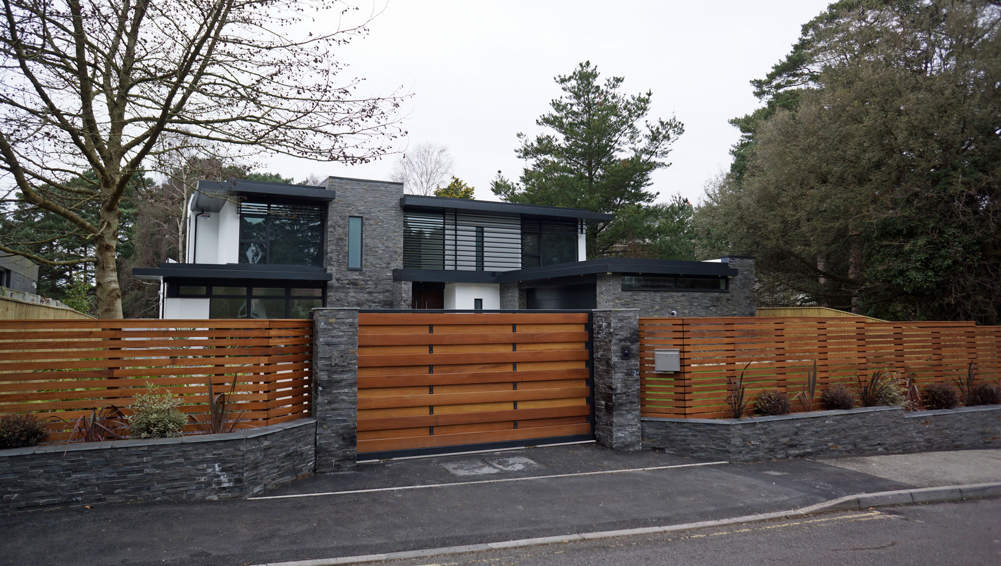 An Elegant Contemporary Home with Strong Contrast and Iroko Timber in Canford Cliffs by David James Architects (2)