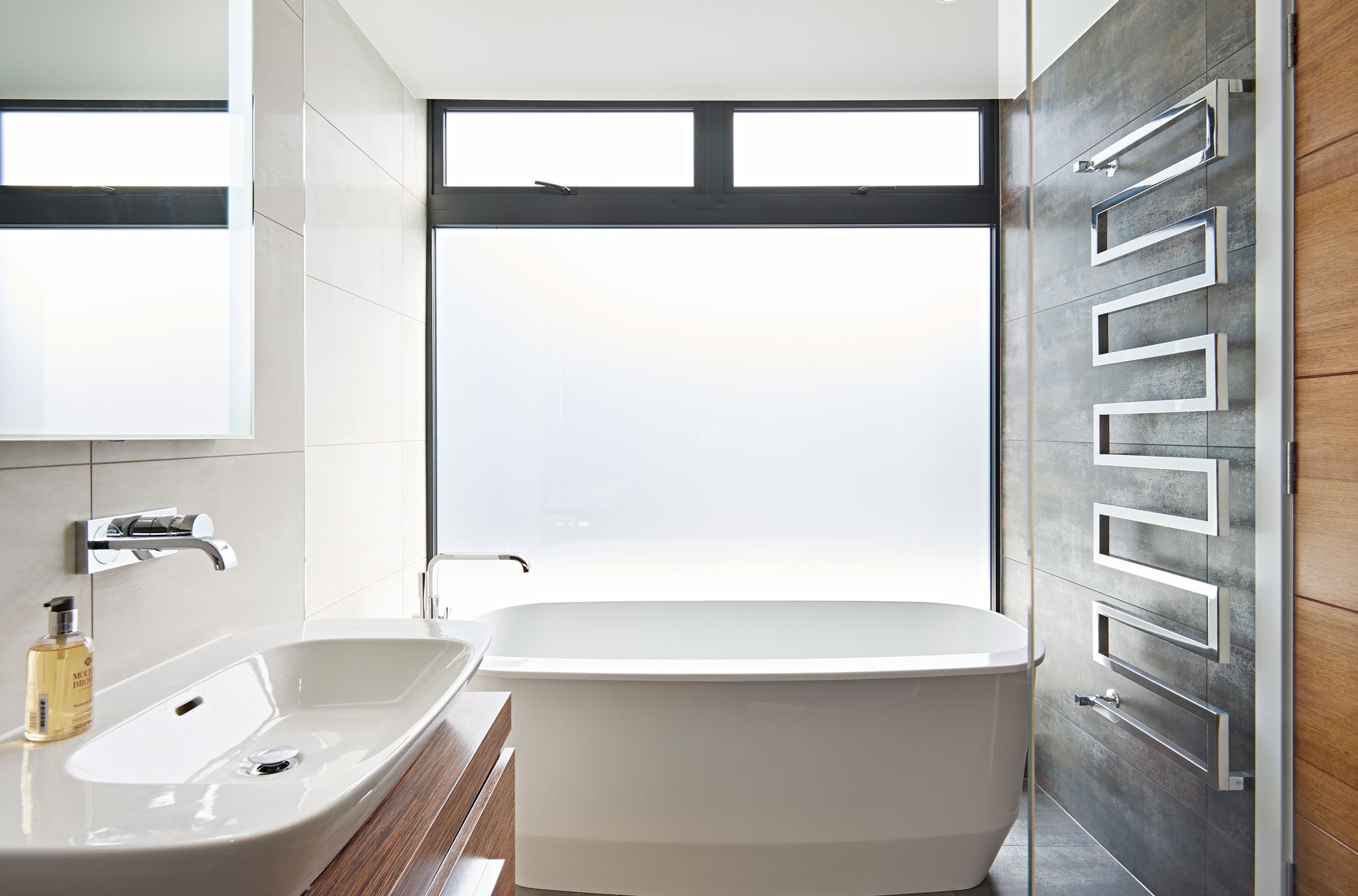 An Elegant Contemporary Home with Strong Contrast and Iroko Timber in Canford Cliffs by David James Architects (20)