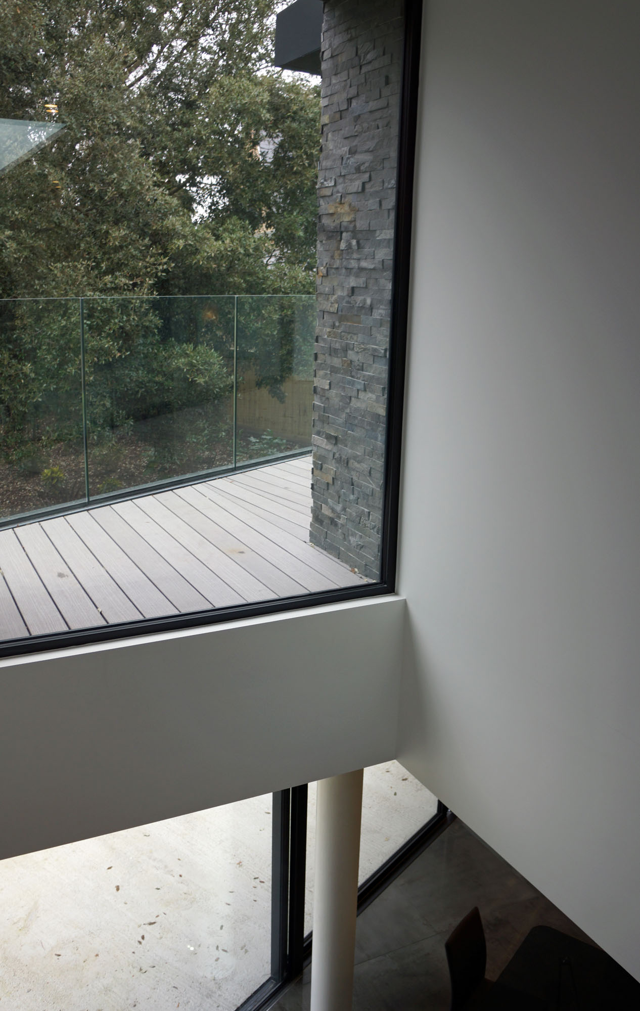 An Elegant Contemporary Home with Strong Contrast and Iroko Timber in Canford Cliffs by David James Architects (22)