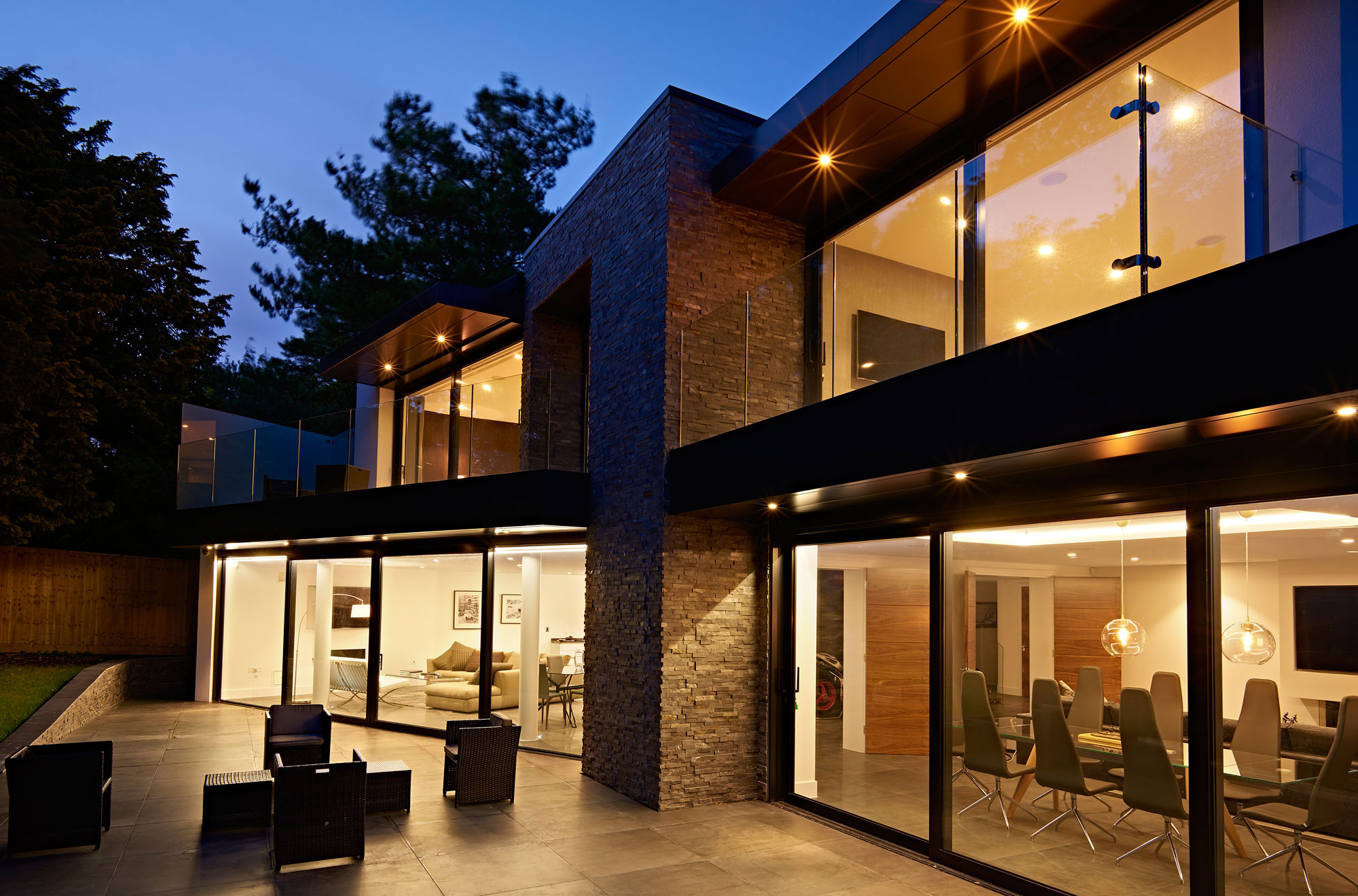 An Elegant Contemporary Home with Strong Contrast and Iroko Timber in Canford Cliffs by David James Architects (24)