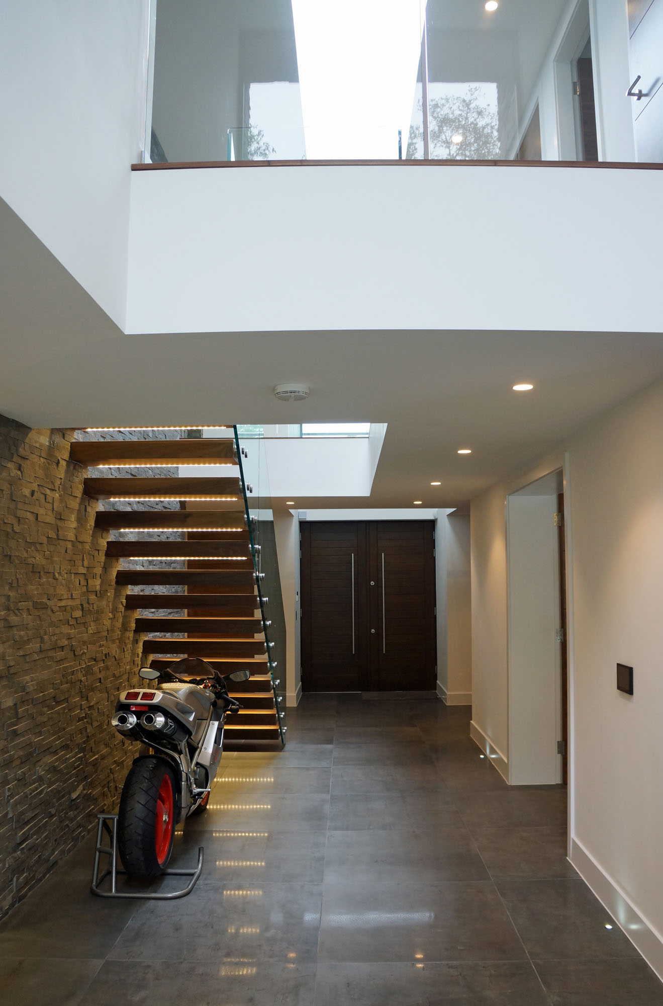 An Elegant Contemporary Home with Strong Contrast and Iroko Timber in Canford Cliffs by David James Architects (25)