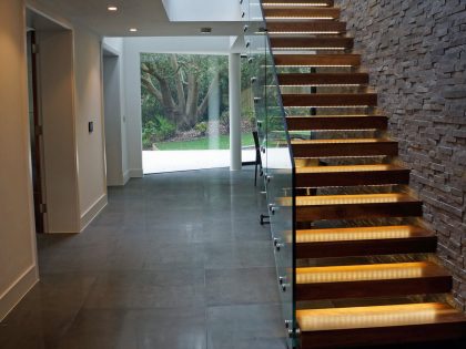 An Elegant Contemporary Home with Strong Contrast and Iroko Timber in Canford Cliffs by David James Architects (26)