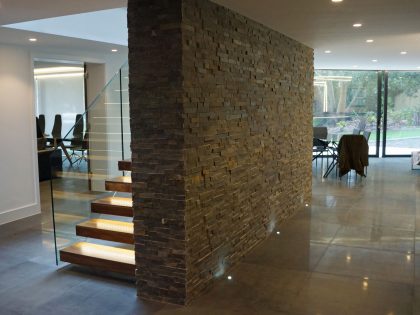 An Elegant Contemporary Home with Strong Contrast and Iroko Timber in Canford Cliffs by David James Architects (29)