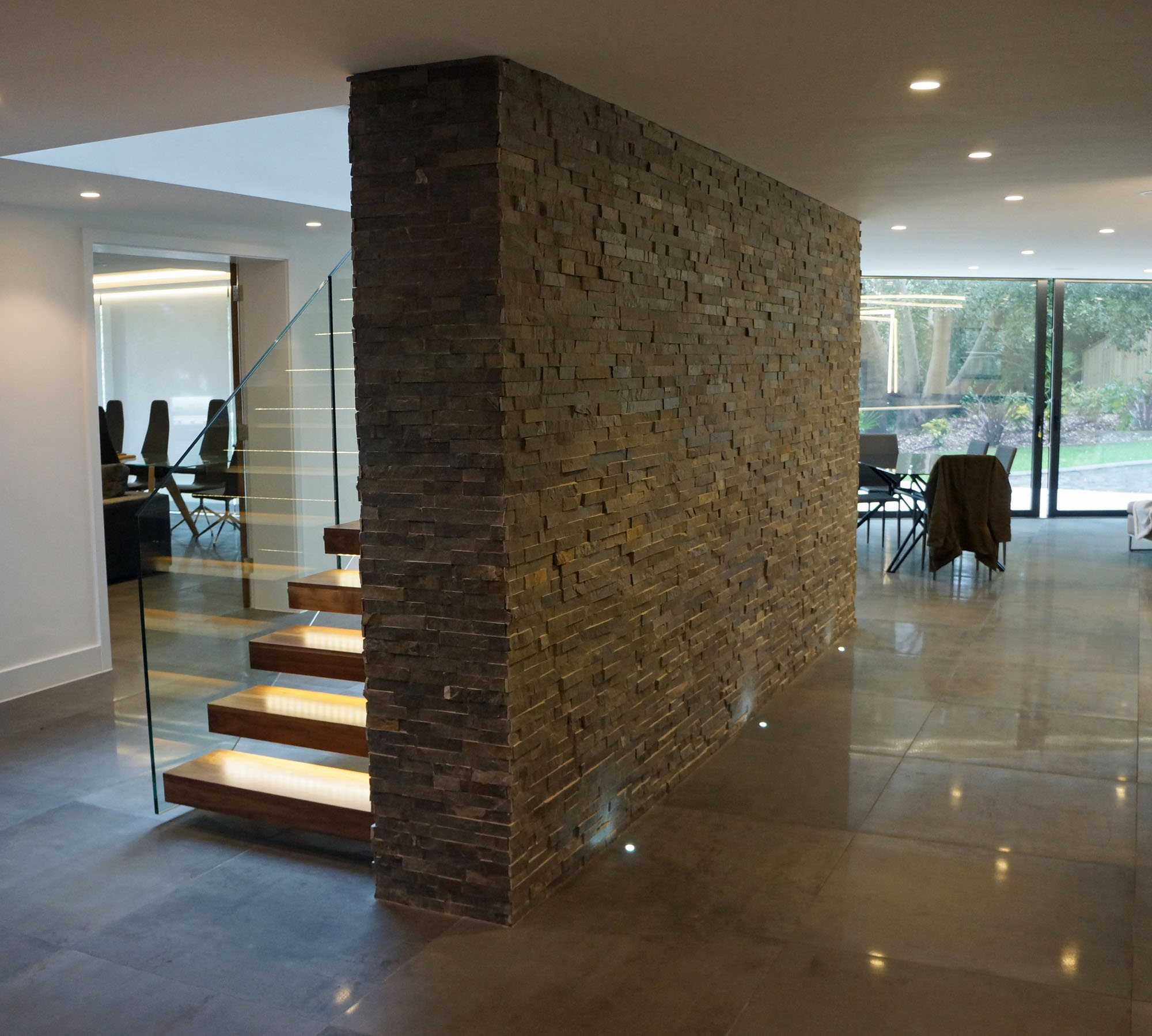 An Elegant Contemporary Home with Strong Contrast and Iroko Timber in Canford Cliffs by David James Architects (29)