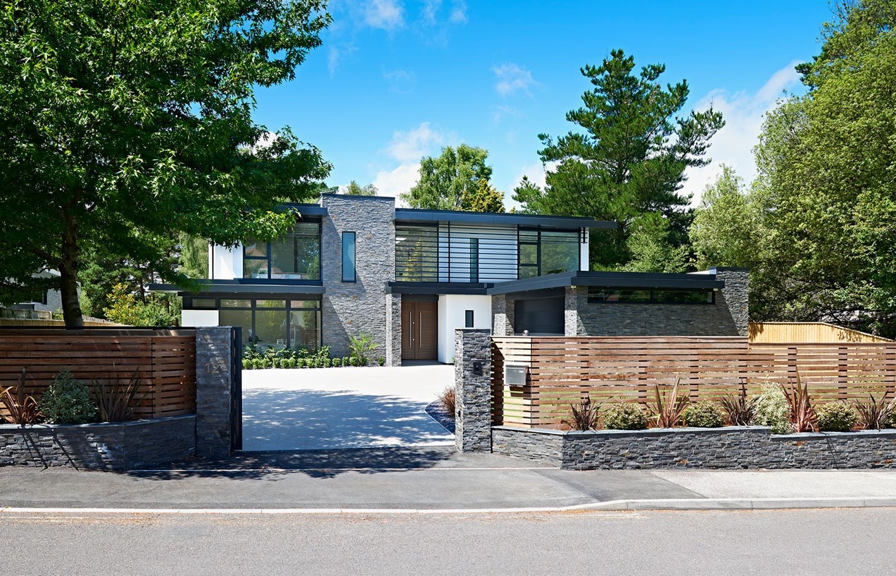 An Elegant Contemporary Home with Strong Contrast and Iroko Timber in Canford Cliffs by David James Architects (3)
