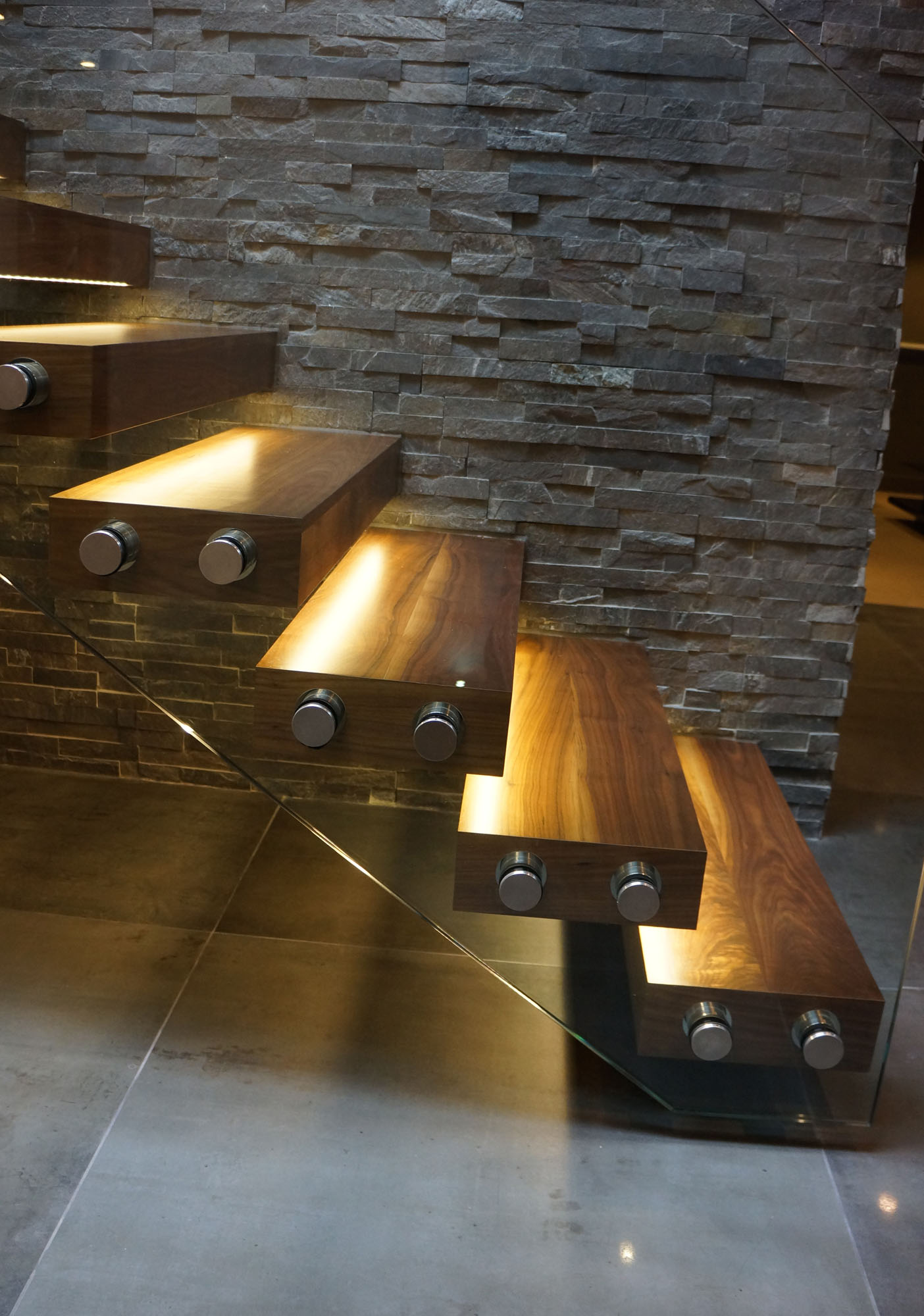 An Elegant Contemporary Home with Strong Contrast and Iroko Timber in Canford Cliffs by David James Architects (30)