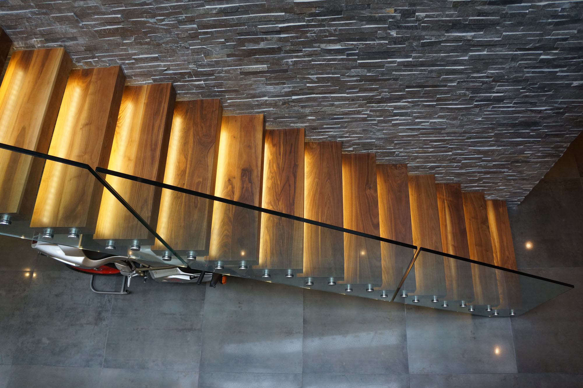 An Elegant Contemporary Home with Strong Contrast and Iroko Timber in Canford Cliffs by David James Architects (31)