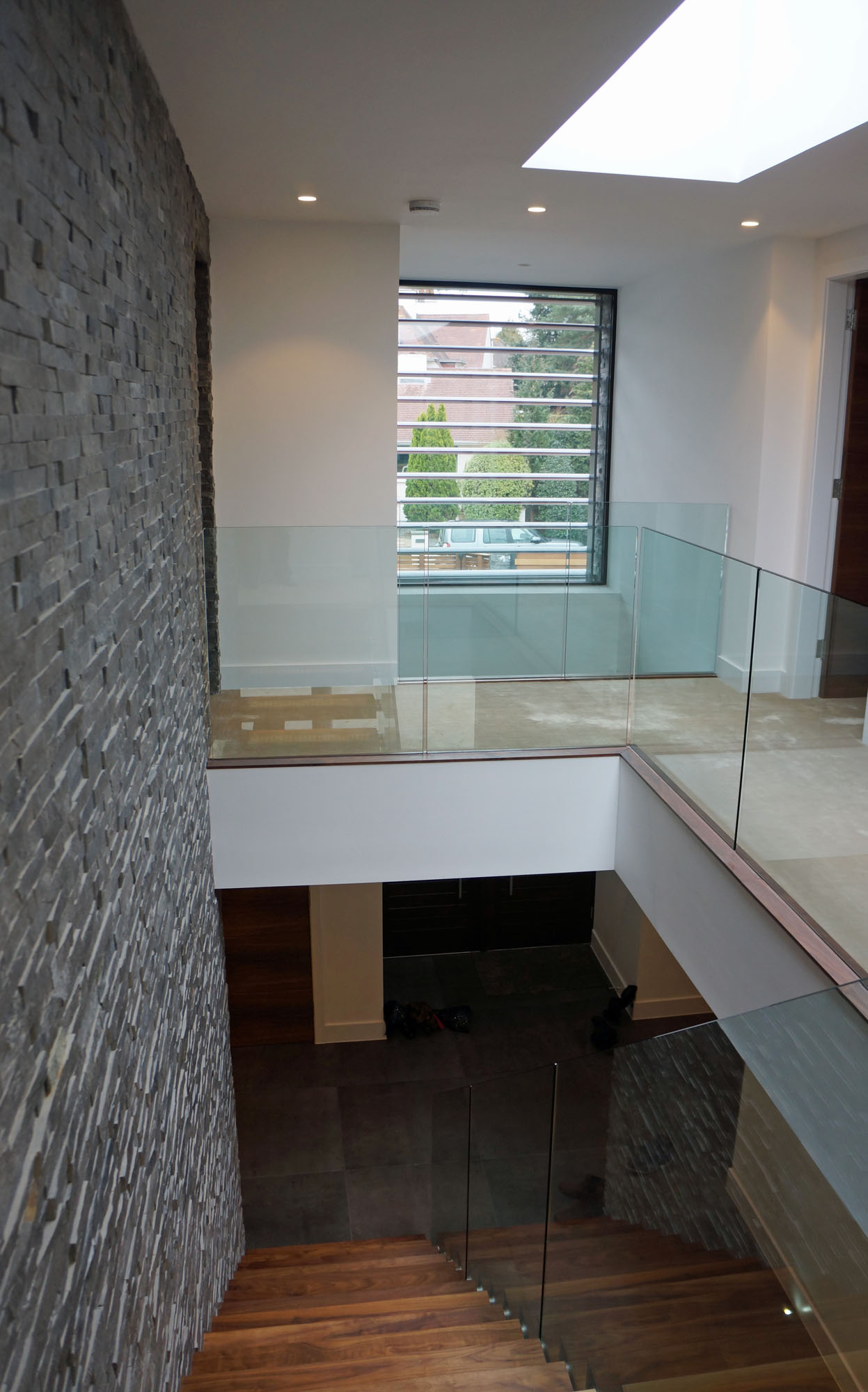 An Elegant Contemporary Home with Strong Contrast and Iroko Timber in Canford Cliffs by David James Architects (32)