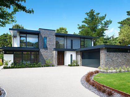 An Elegant Contemporary Home with Strong Contrast and Iroko Timber in Canford Cliffs by David James Architects (4)