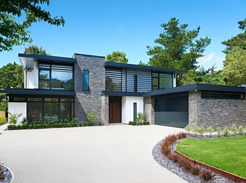 An Elegant Contemporary Home with Strong Contrast and Iroko Timber in Canford Cliffs by David James Architects (4)