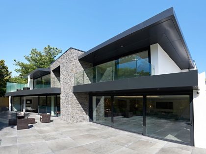 An Elegant Contemporary Home with Strong Contrast and Iroko Timber in Canford Cliffs by David James Architects (5)