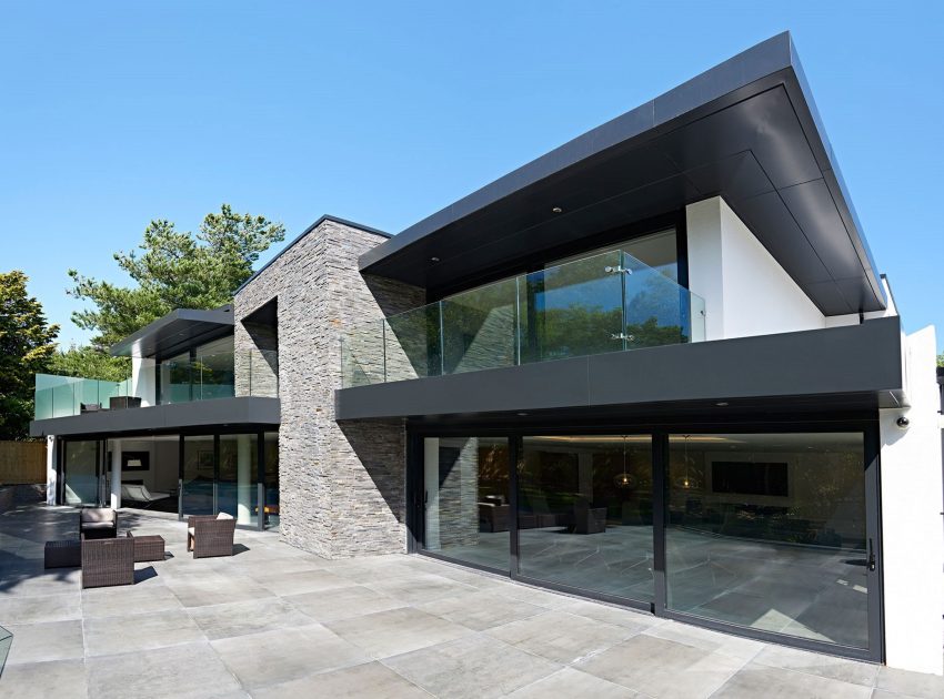 An Elegant Contemporary Home with Strong Contrast and Iroko Timber in Canford Cliffs by David James Architects (5)