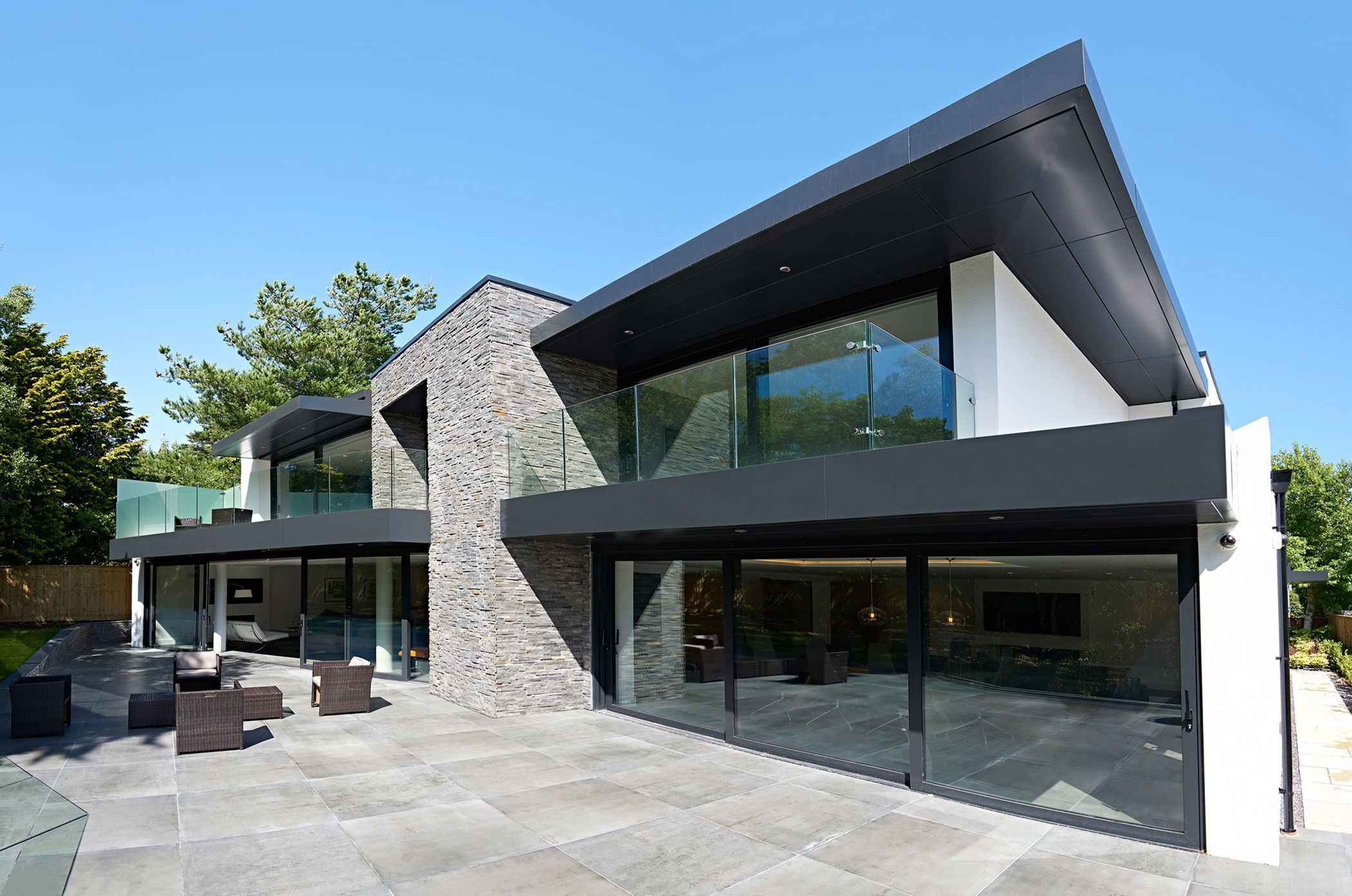 An Elegant Contemporary Home with Strong Contrast and Iroko Timber in Canford Cliffs by David James Architects (5)