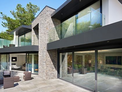 An Elegant Contemporary Home with Strong Contrast and Iroko Timber in Canford Cliffs by David James Architects (6)