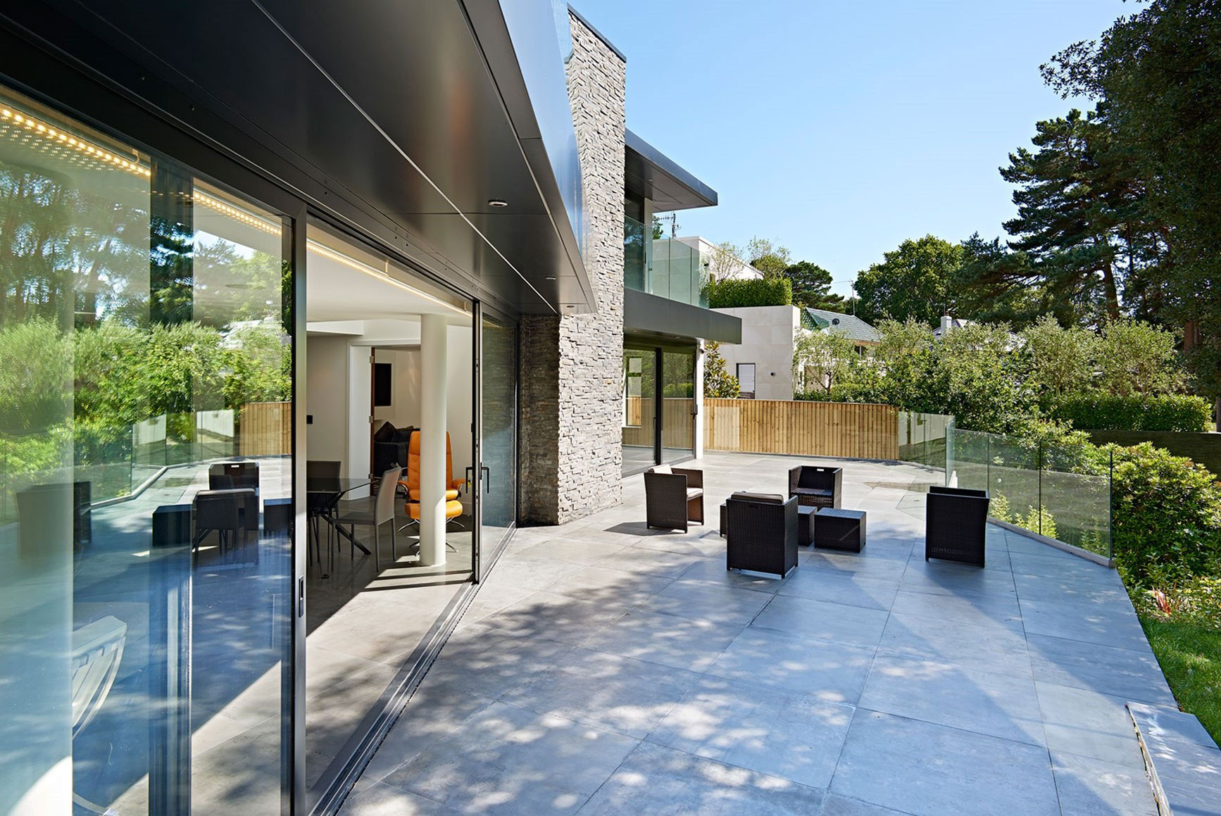 An Elegant Contemporary Home with Strong Contrast and Iroko Timber in Canford Cliffs by David James Architects (7)