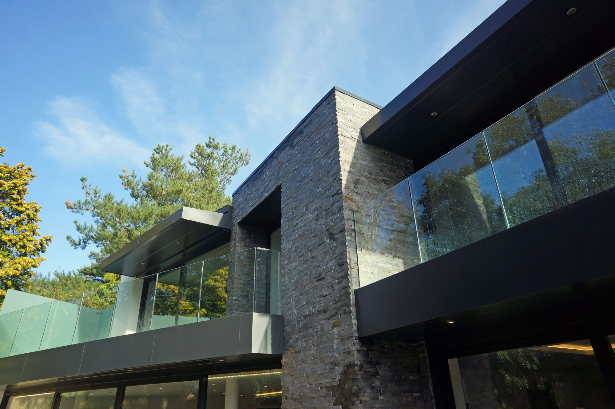 An Elegant Contemporary Home with Strong Contrast and Iroko Timber in Canford Cliffs by David James Architects (8)
