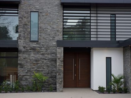 An Elegant Contemporary Home with Strong Contrast and Iroko Timber in Canford Cliffs by David James Architects (9)