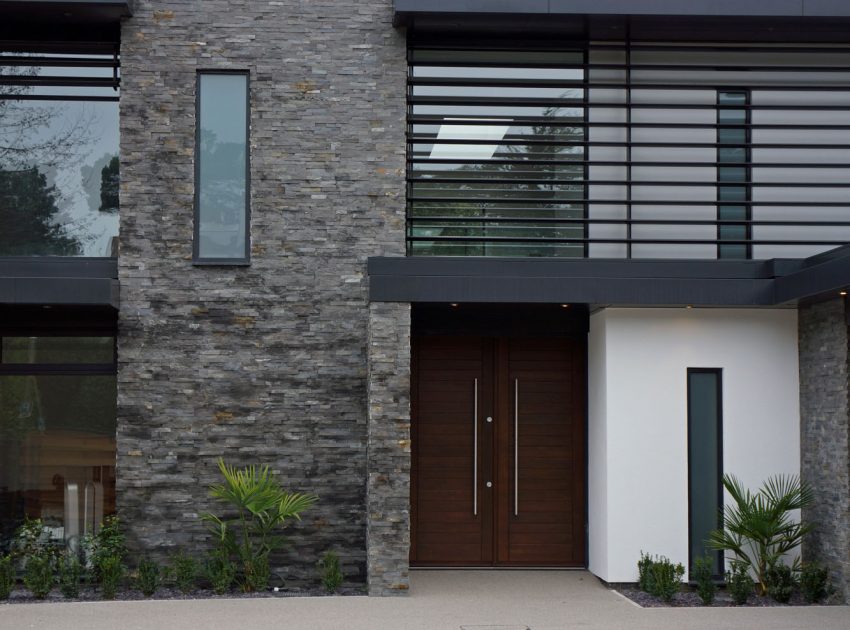 An Elegant Contemporary Home with Strong Contrast and Iroko Timber in Canford Cliffs by David James Architects (9)