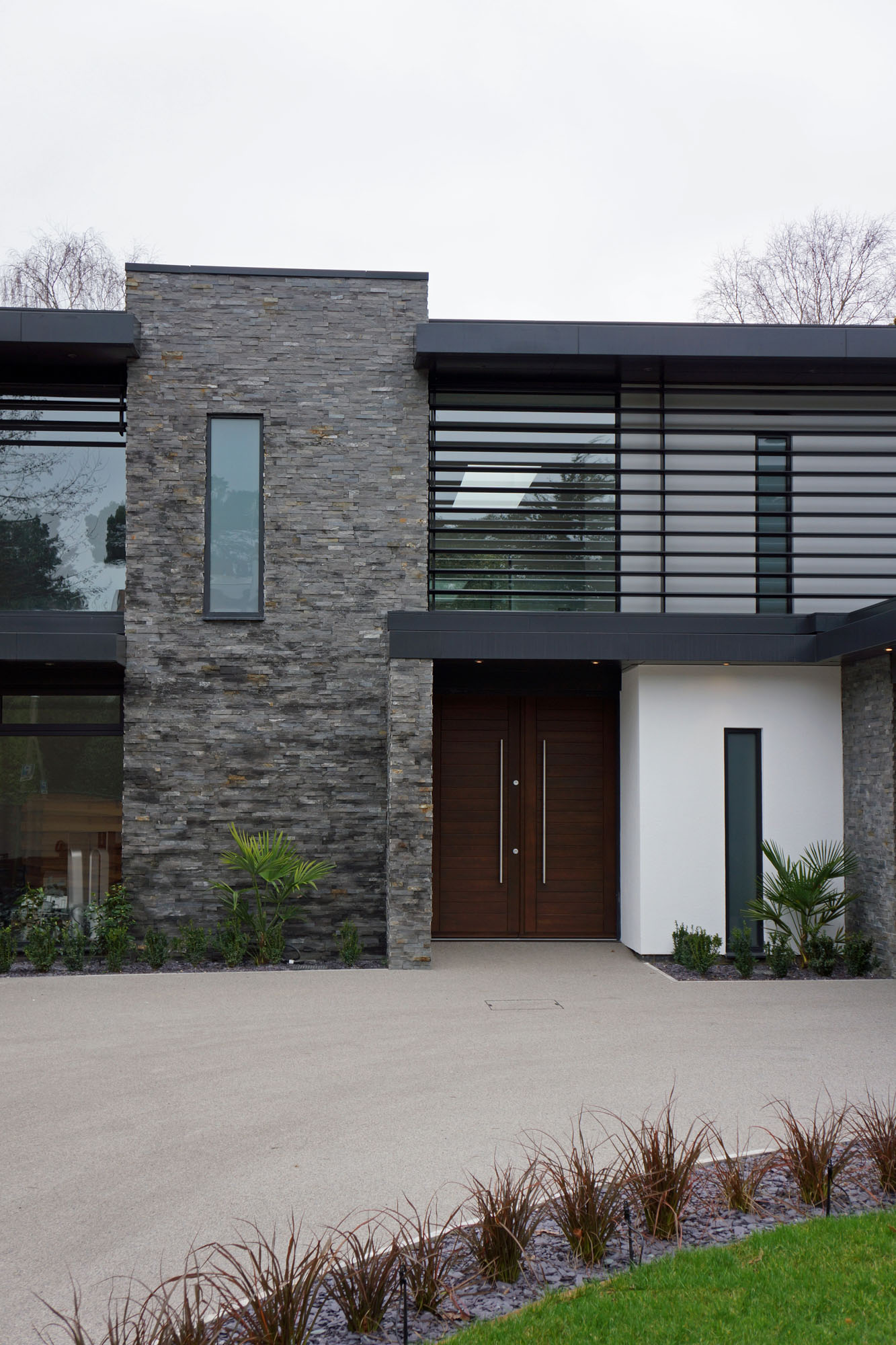 An Elegant Contemporary Home with Strong Contrast and Iroko Timber in Canford Cliffs by David James Architects (9)