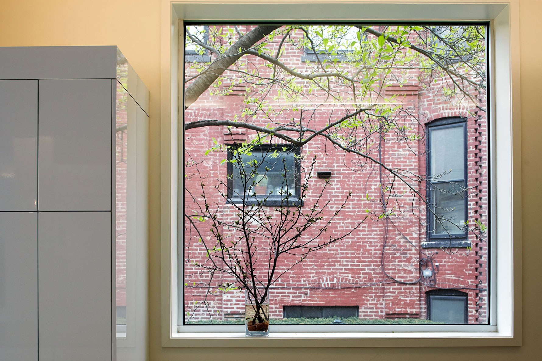 An Elegant Contemporary Home with Vertical Structure in Chicago by Hufft Projects (11)