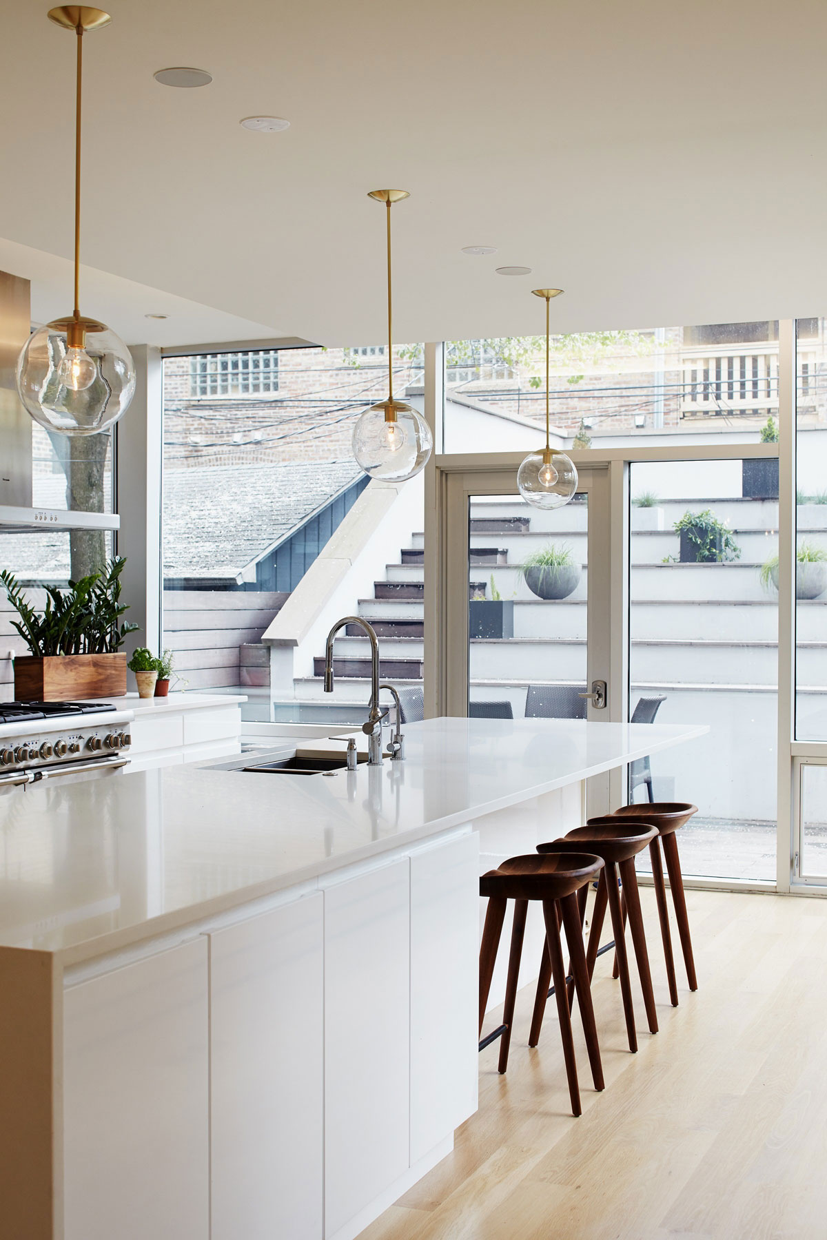 An Elegant Contemporary Home with Vertical Structure in Chicago by Hufft Projects (13)