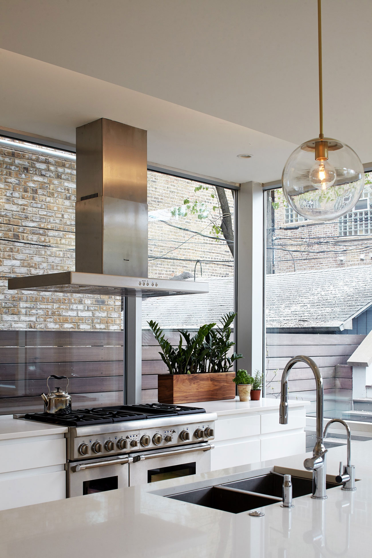 An Elegant Contemporary Home with Vertical Structure in Chicago by Hufft Projects (15)