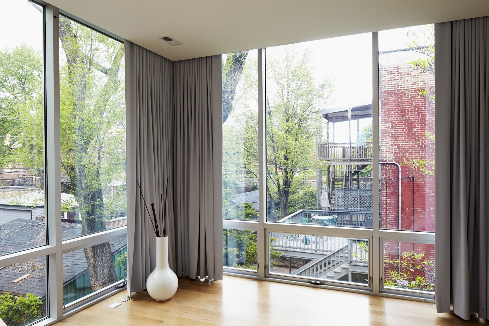 An Elegant Contemporary Home with Vertical Structure in Chicago by Hufft Projects (19)