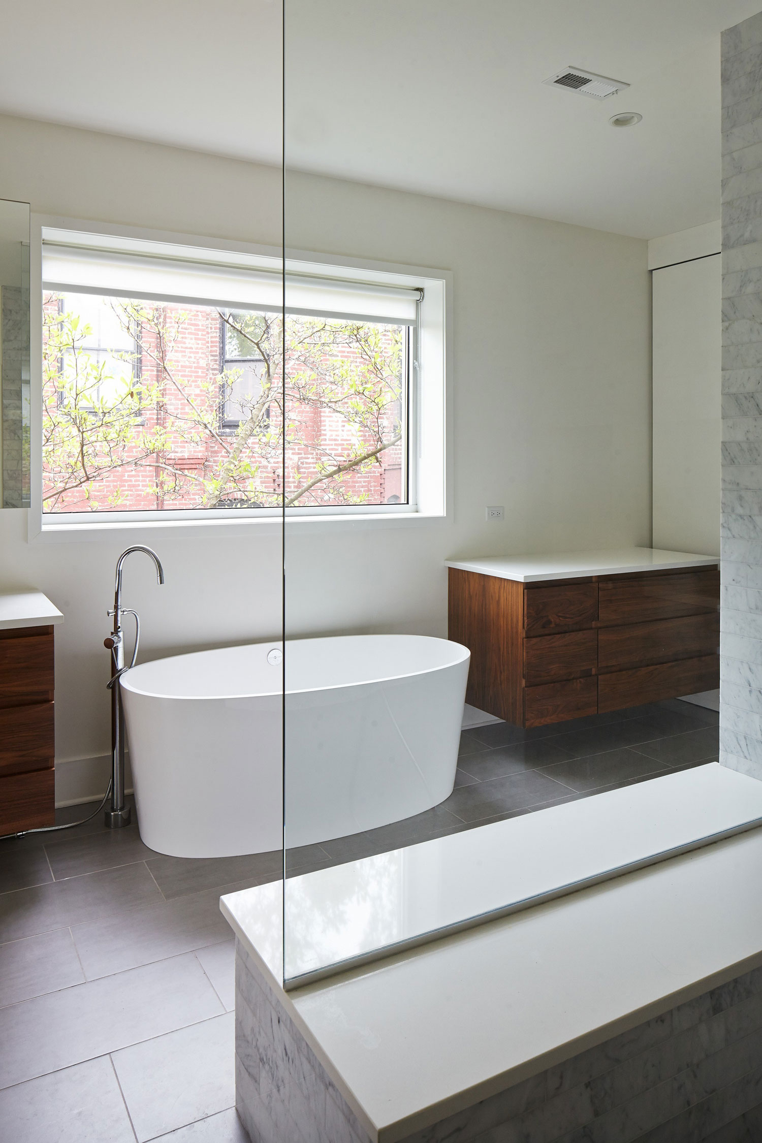 An Elegant Contemporary Home with Vertical Structure in Chicago by Hufft Projects (21)