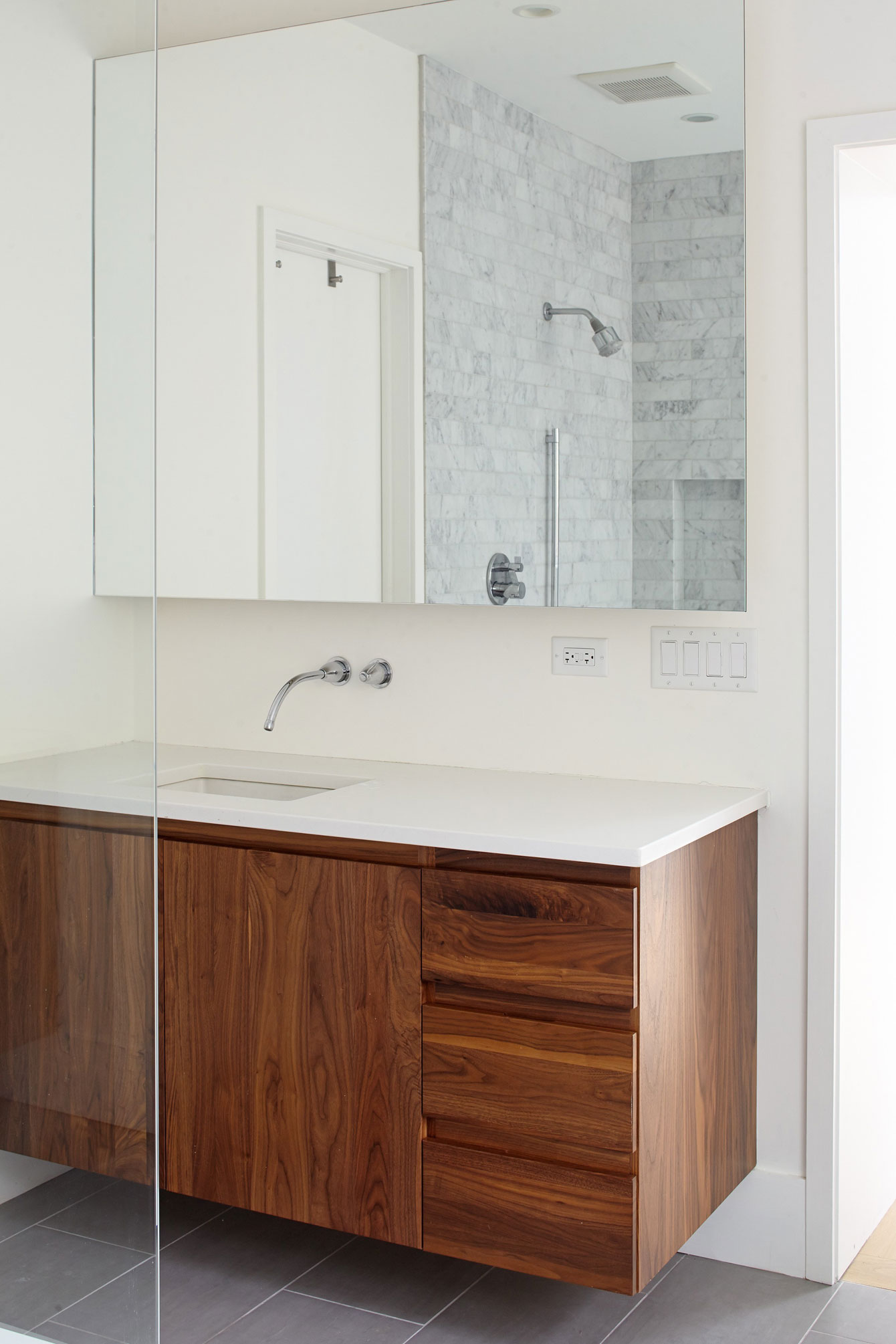 An Elegant Contemporary Home with Vertical Structure in Chicago by Hufft Projects (22)