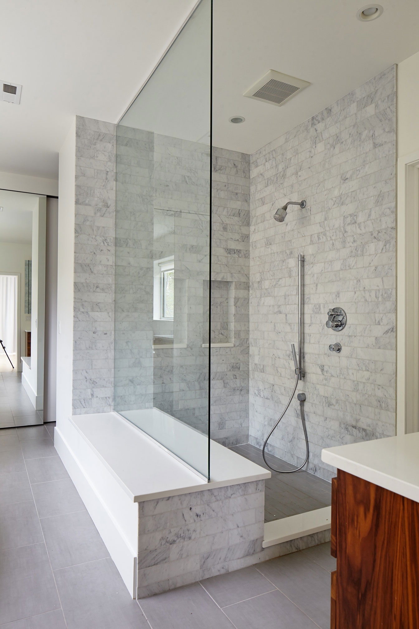 An Elegant Contemporary Home with Vertical Structure in Chicago by Hufft Projects (23)