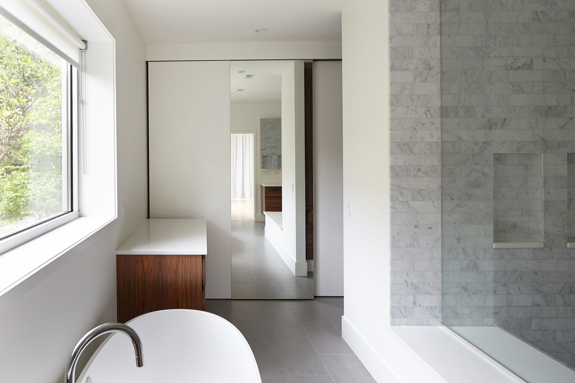 An Elegant Contemporary Home with Vertical Structure in Chicago by Hufft Projects (24)