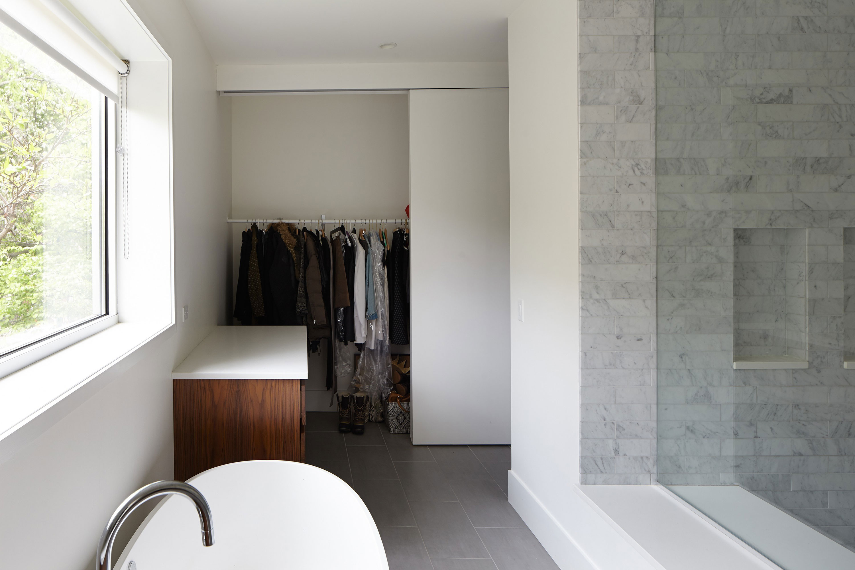 An Elegant Contemporary Home with Vertical Structure in Chicago by Hufft Projects (25)