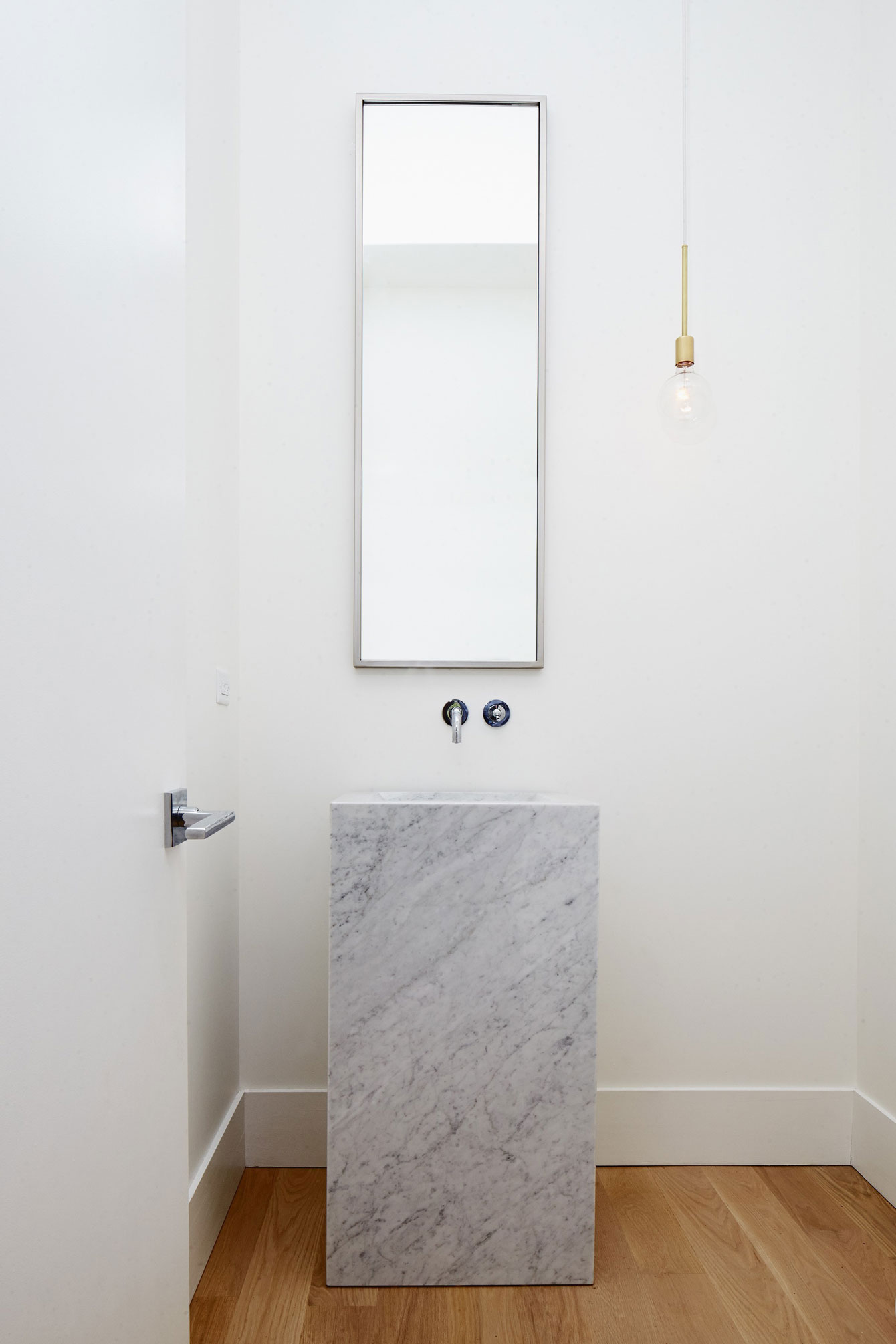 An Elegant Contemporary Home with Vertical Structure in Chicago by Hufft Projects (27)