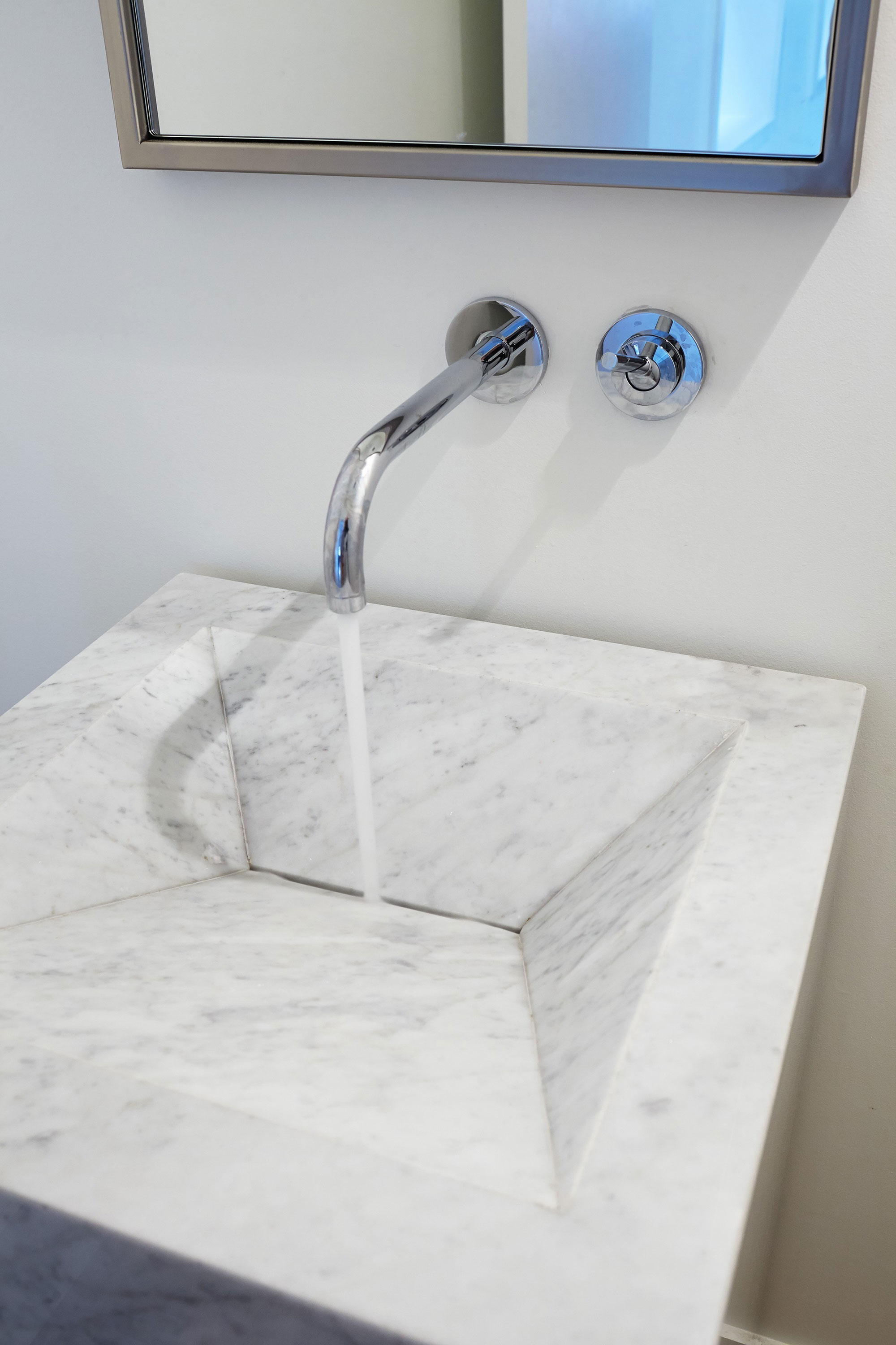 An Elegant Contemporary Home with Vertical Structure in Chicago by Hufft Projects (28)