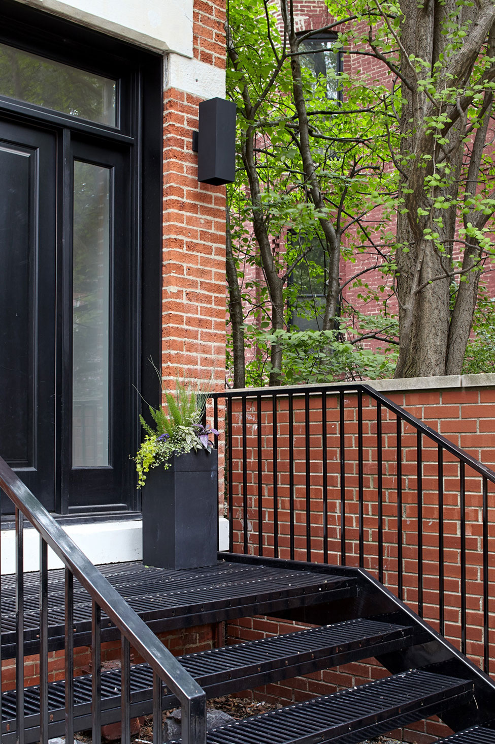 An Elegant Contemporary Home with Vertical Structure in Chicago by Hufft Projects (4)