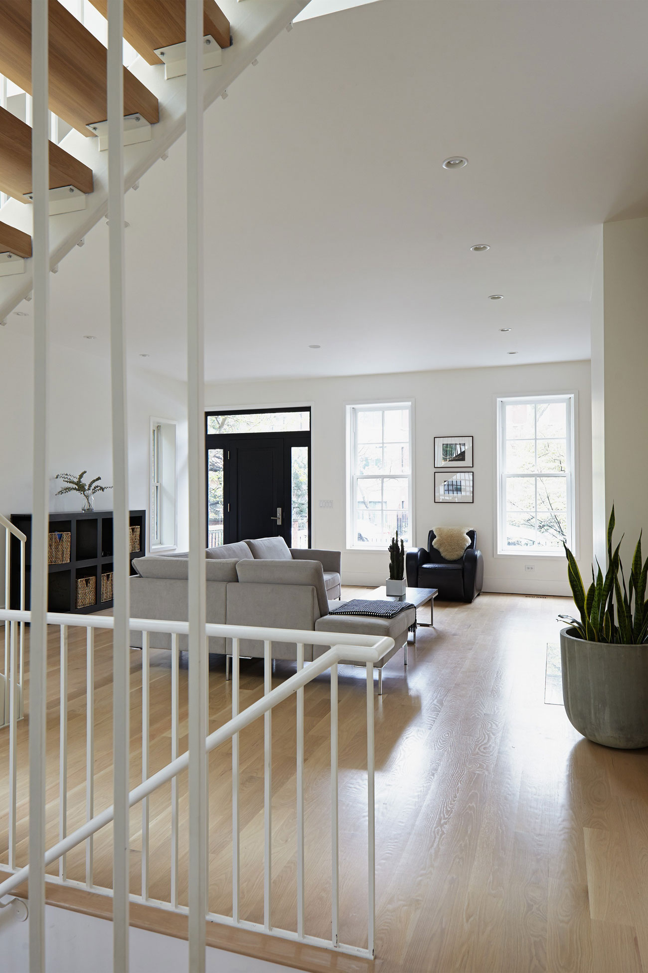 An Elegant Contemporary Home with Vertical Structure in Chicago by Hufft Projects (5)