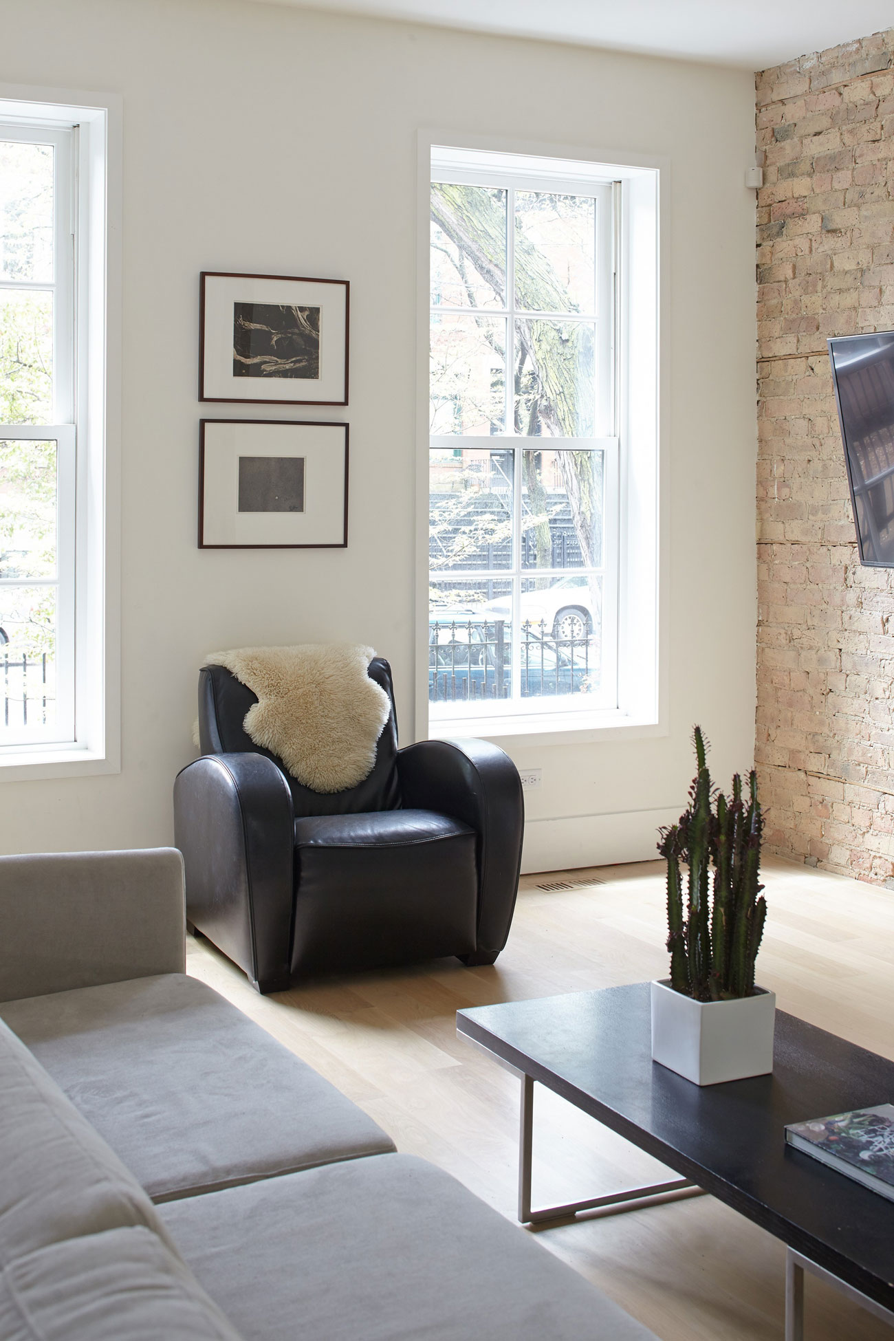 An Elegant Contemporary Home with Vertical Structure in Chicago by Hufft Projects (7)