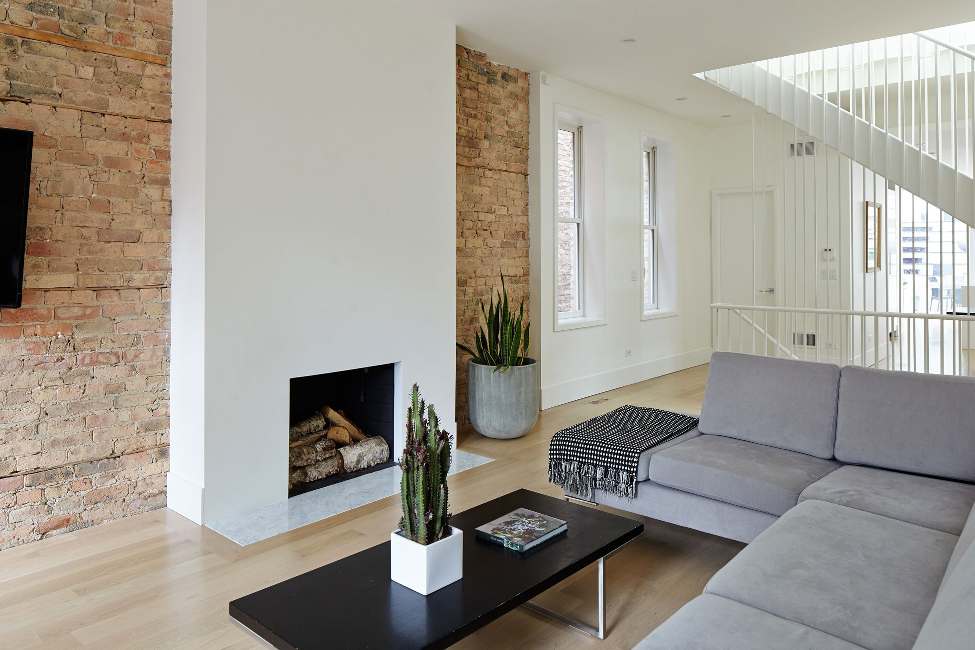 An Elegant Contemporary Home with Vertical Structure in Chicago by Hufft Projects (8)