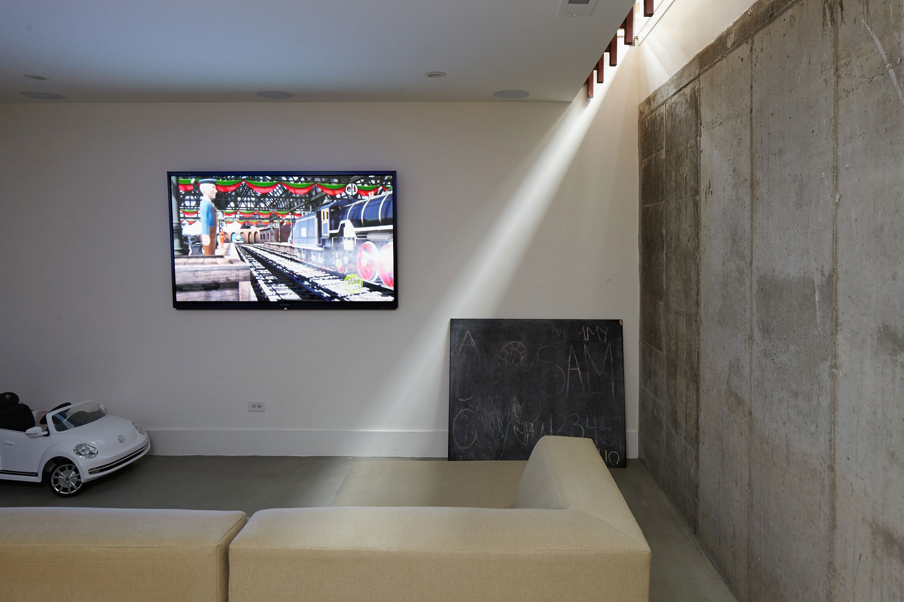 An Elegant Contemporary Home with Vertical Structure in Chicago by Hufft Projects (9)