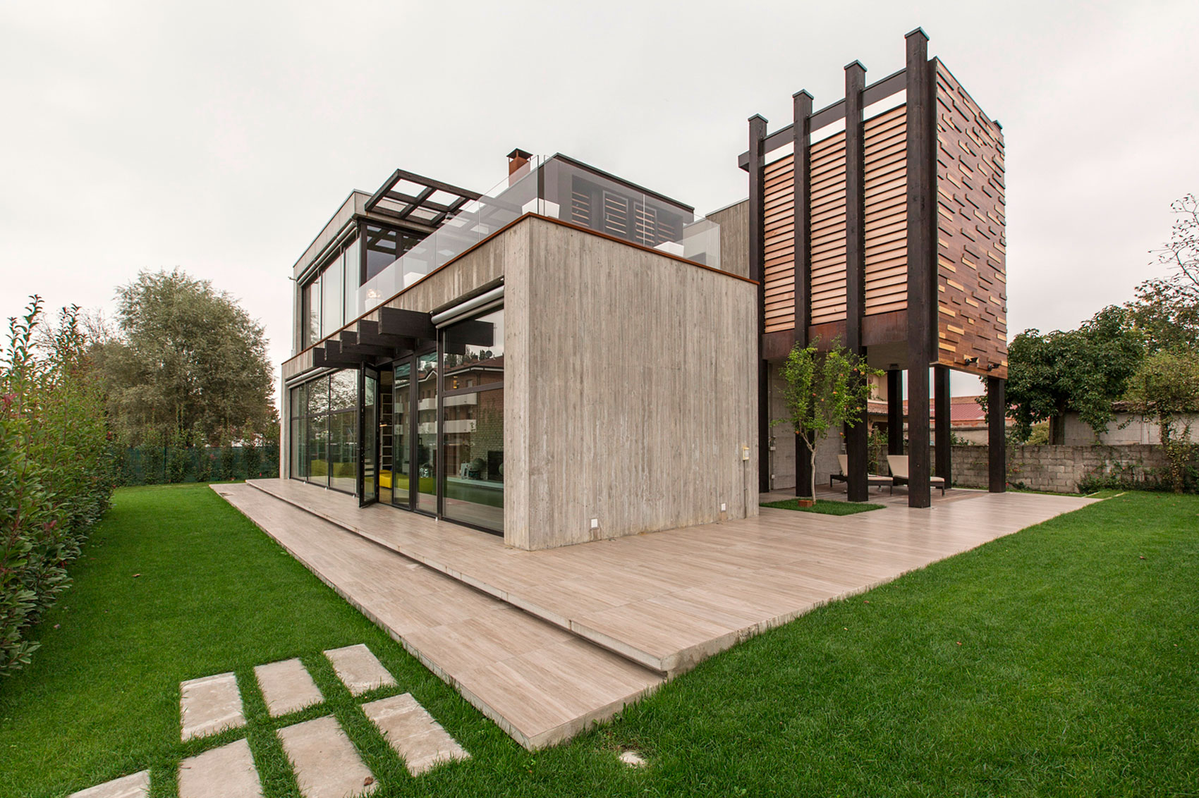 An Elegant Contemporary Home with a Stunning Landscaping Program in Bologna, Italy by Giraldi Associati Architetti (10)