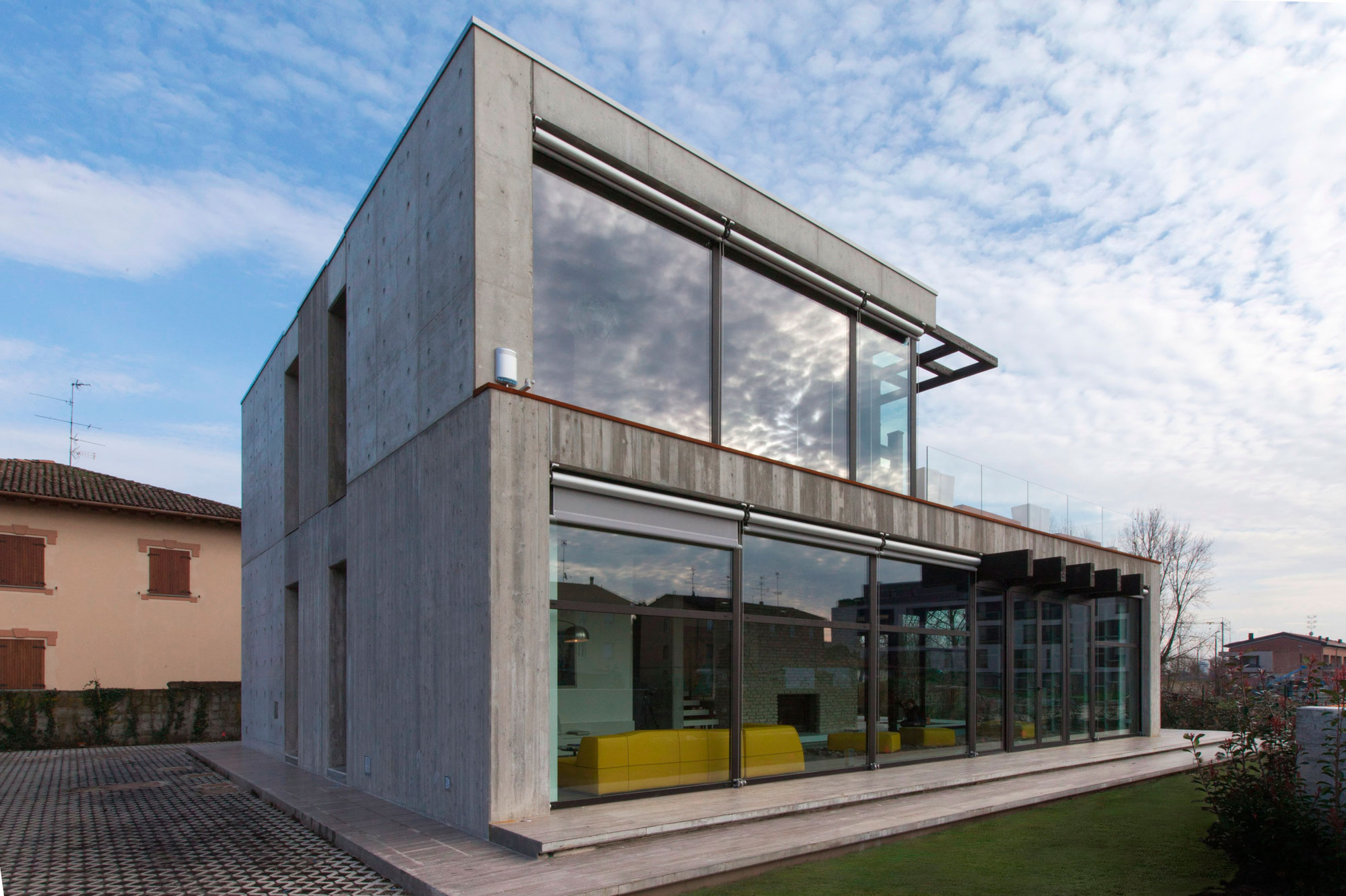 An Elegant Contemporary Home with a Stunning Landscaping Program in Bologna, Italy by Giraldi Associati Architetti (11)