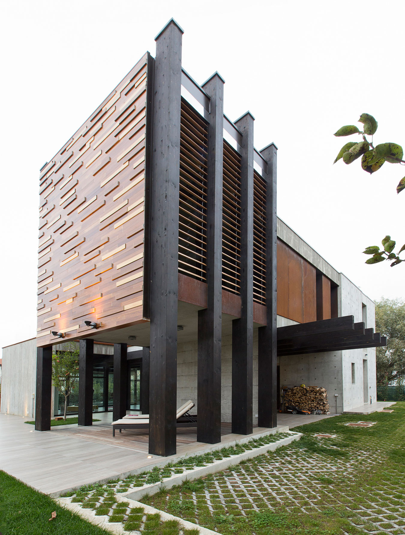 An Elegant Contemporary Home with a Stunning Landscaping Program in Bologna, Italy by Giraldi Associati Architetti (3)