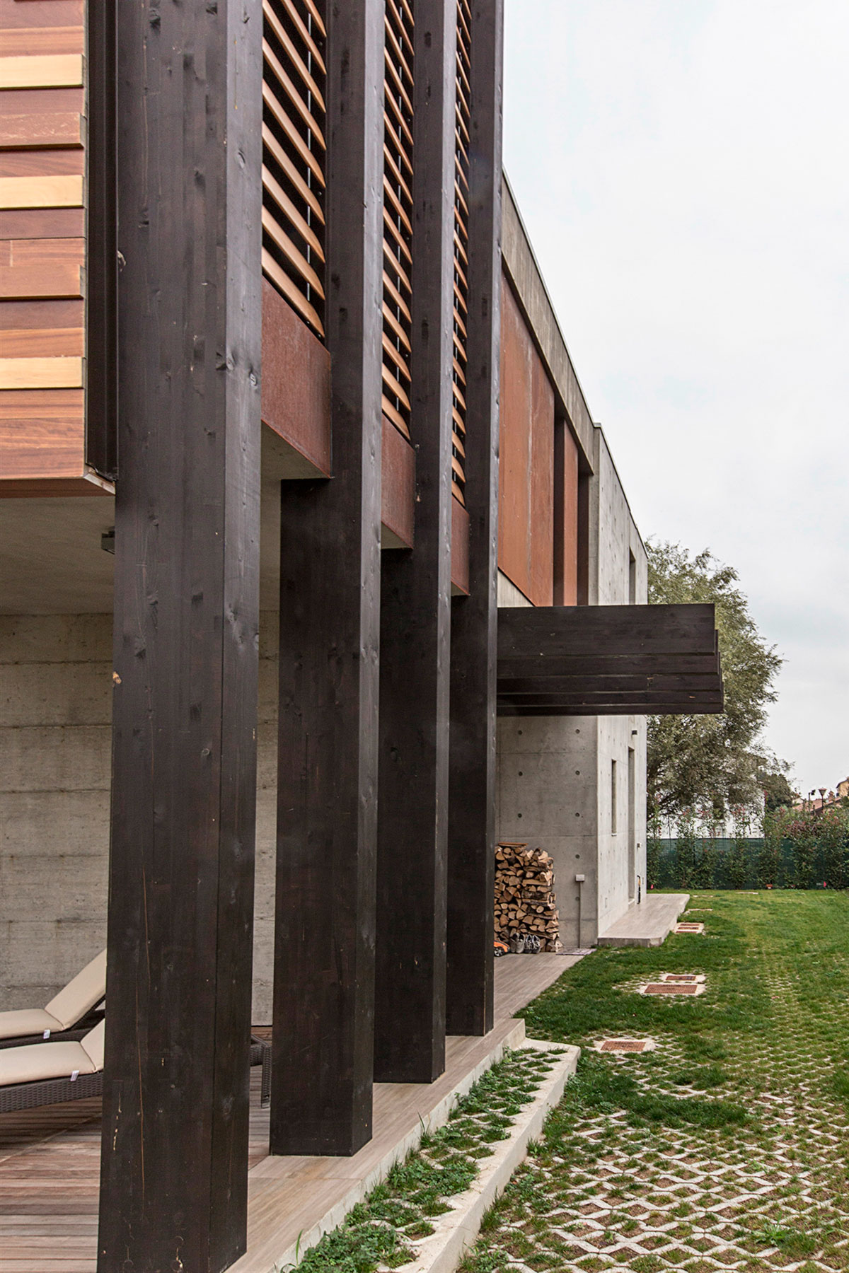 An Elegant Contemporary Home with a Stunning Landscaping Program in Bologna, Italy by Giraldi Associati Architetti (4)