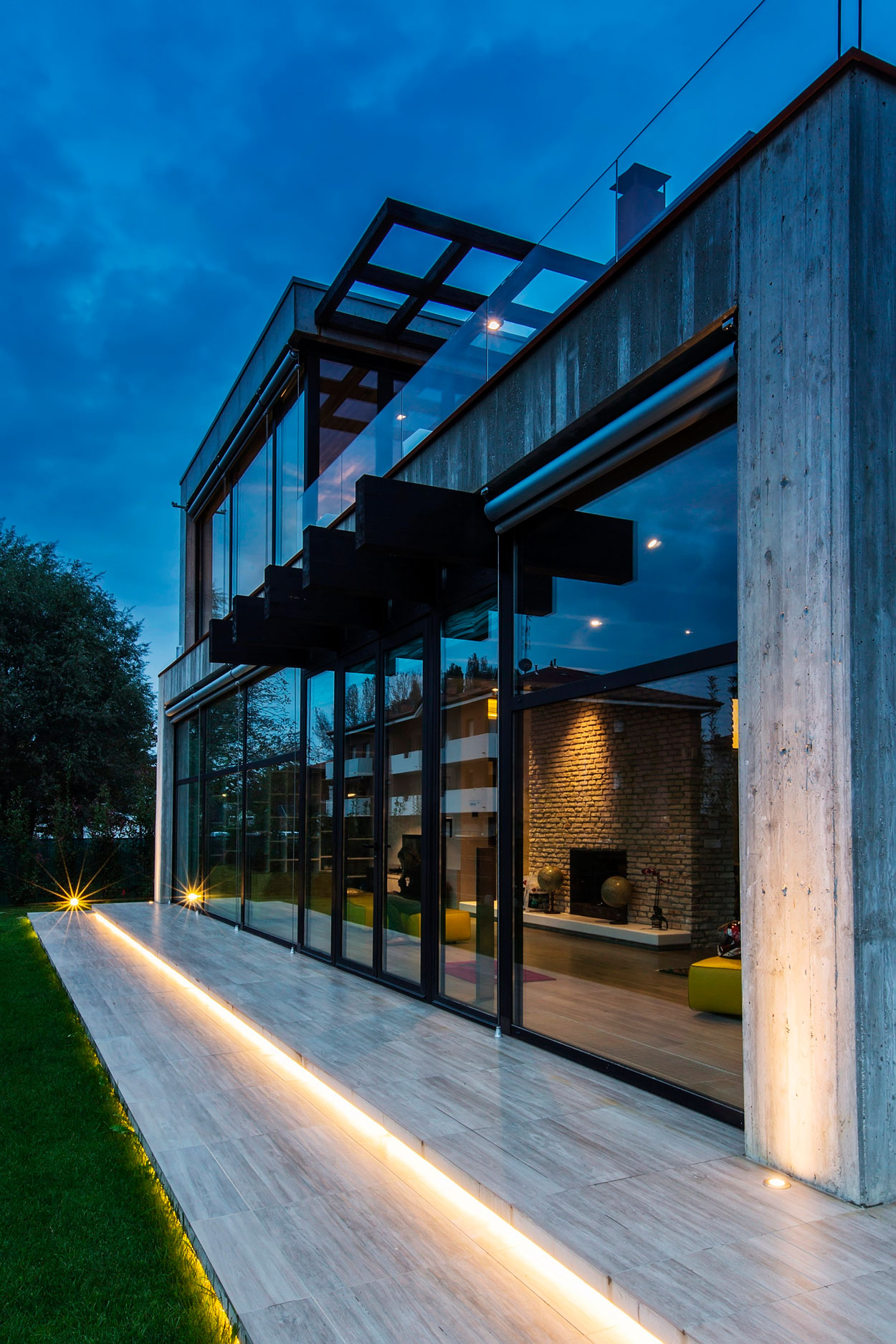 An Elegant Contemporary Home with a Stunning Landscaping Program in Bologna, Italy by Giraldi Associati Architetti (46)