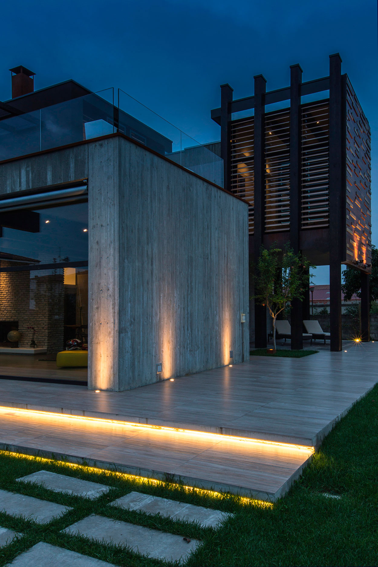 An Elegant Contemporary Home with a Stunning Landscaping Program in Bologna, Italy by Giraldi Associati Architetti (49)