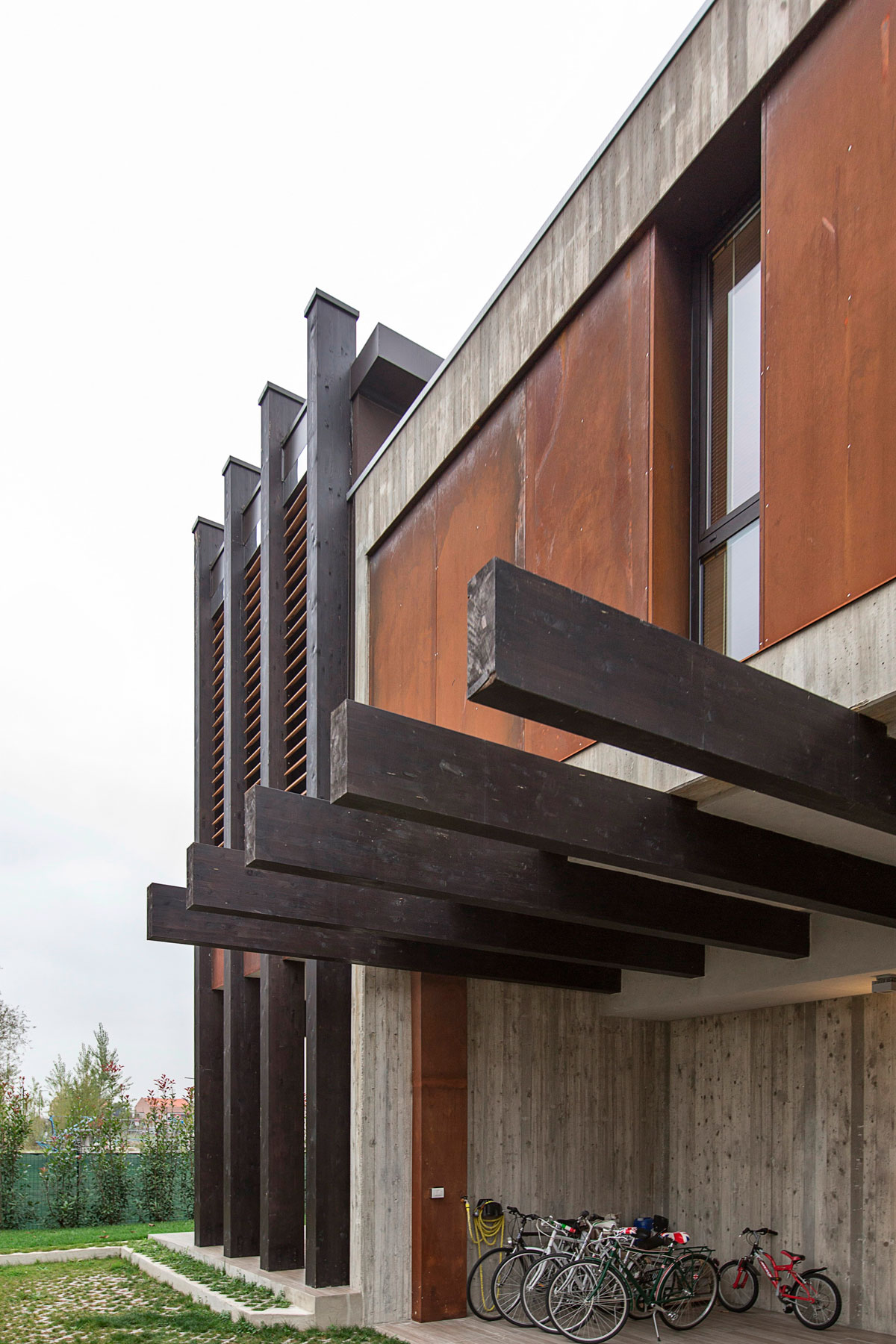 An Elegant Contemporary Home with a Stunning Landscaping Program in Bologna, Italy by Giraldi Associati Architetti (5)