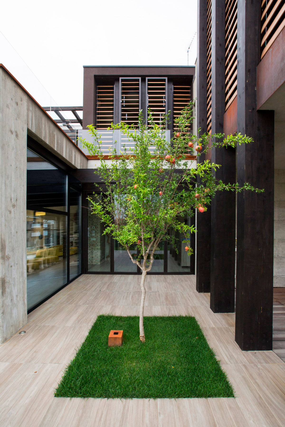An Elegant Contemporary Home with a Stunning Landscaping Program in Bologna, Italy by Giraldi Associati Architetti (6)