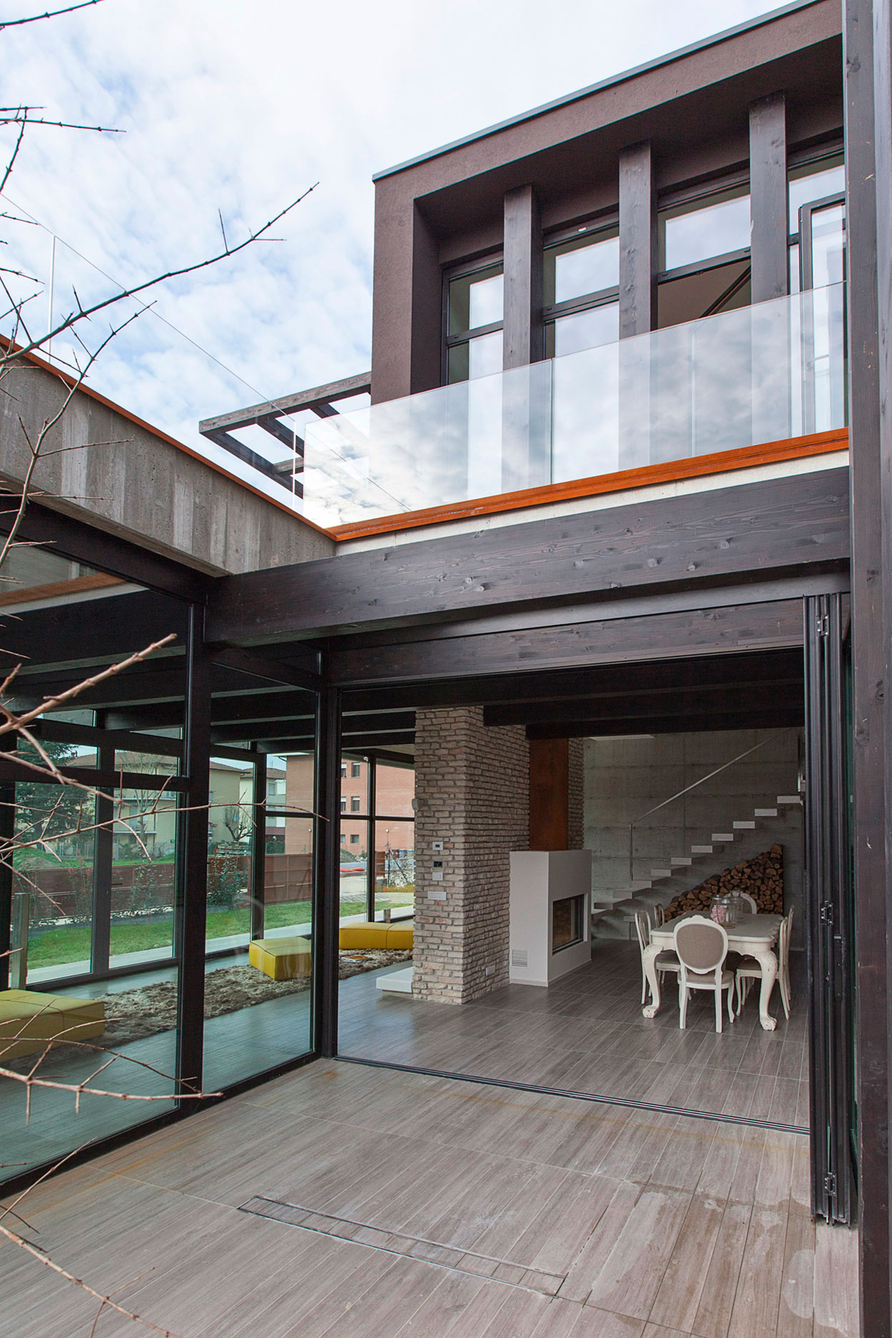 An Elegant Contemporary Home with a Stunning Landscaping Program in Bologna, Italy by Giraldi Associati Architetti (7)