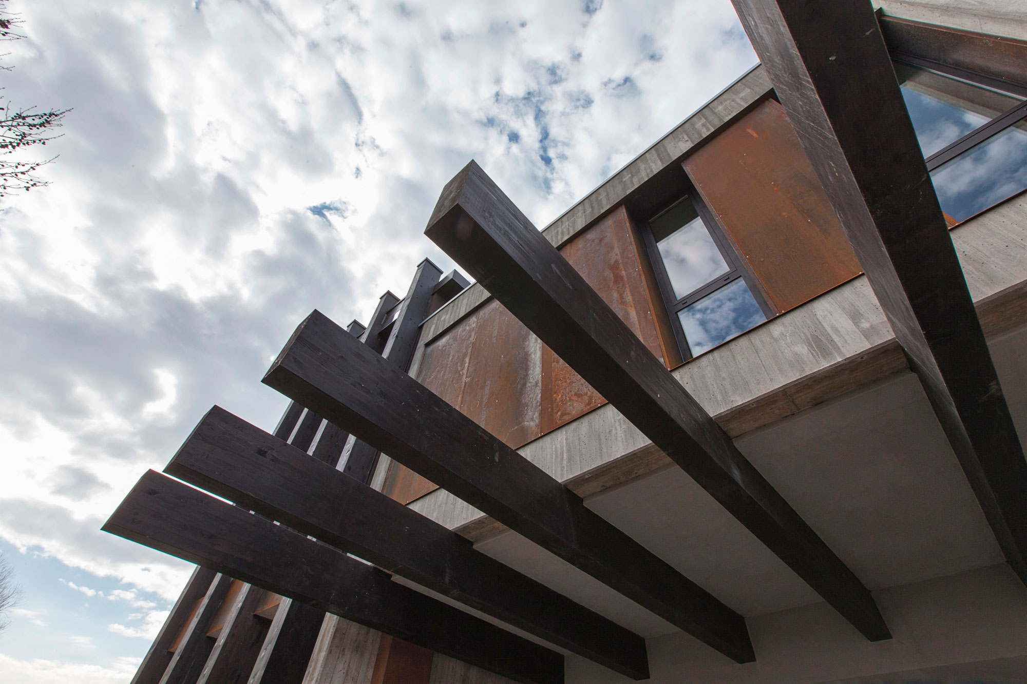 An Elegant Contemporary Home with a Stunning Landscaping Program in Bologna, Italy by Giraldi Associati Architetti (8)