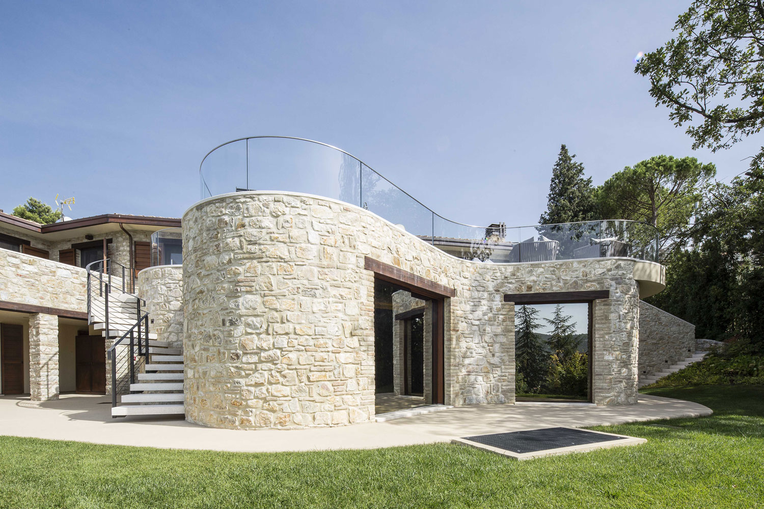 An Elegant Contemporary Home with an Indoor and Outdoor Pool in Perugia by Giammetta Architects (21)